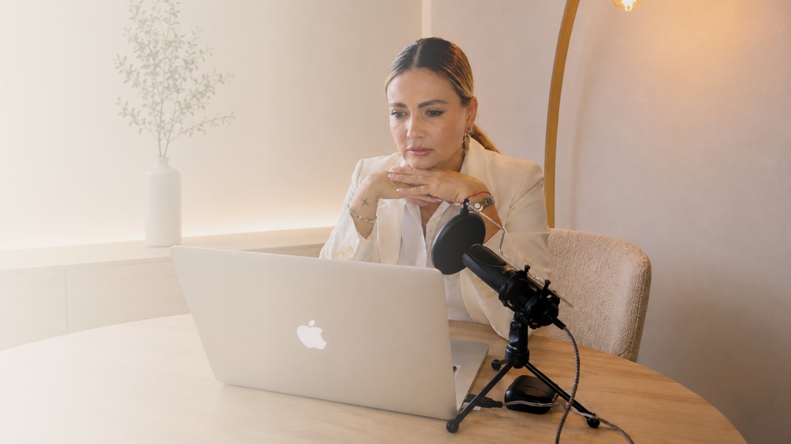 Yoha grabando Podcast y Contenido